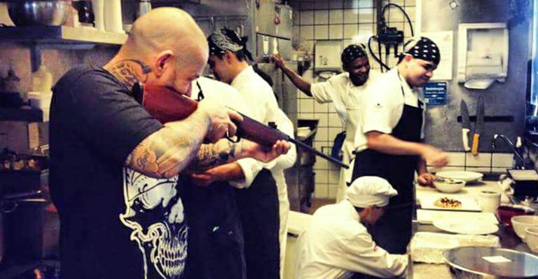 Henrique Fogaça, do Master Chef, aponta arma para cabeça de funcionário em restaurante