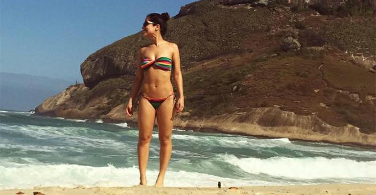 Camilla Camargo exibe corpaço em foto só de biquíni e seguidores elogiam: ‘Princesa’