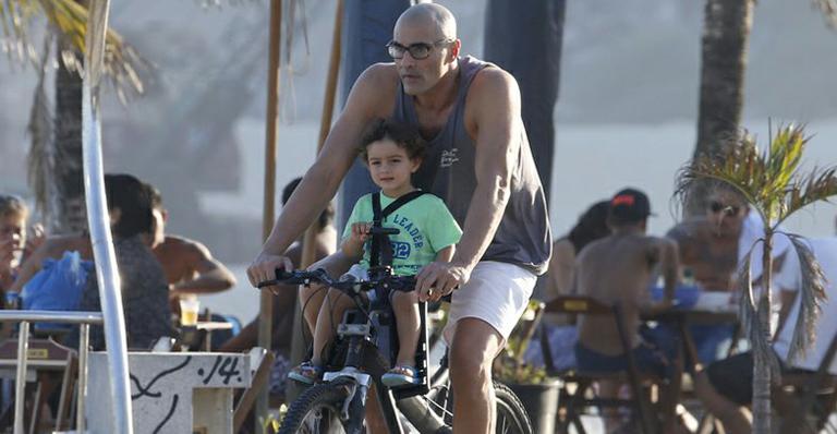 Luciano Szafir curte passeio na orla com o filho David
