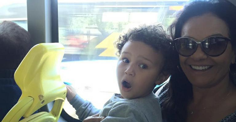 Solange Couto publica foto com o filho em ônibus: ‘Para conhecer’