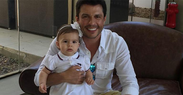 Wellington Muniz, o Ceará, paparica a pequena Valentina: ‘Minha princesa’
