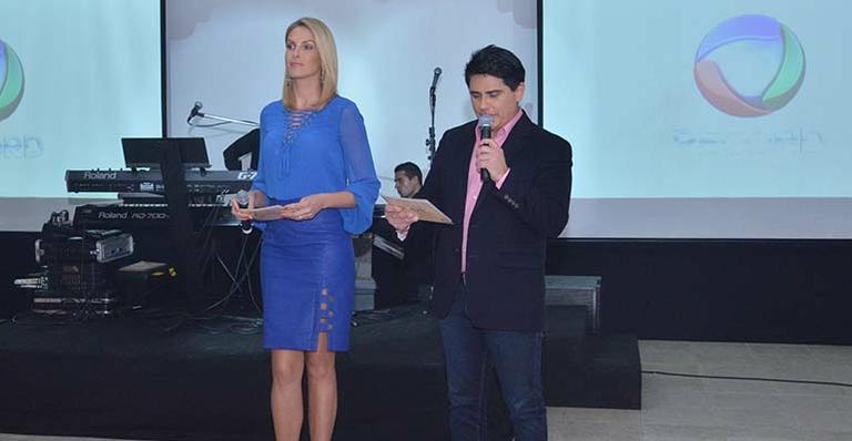César Filho e Ana Hickmann são mestres de cerimônia em chá beneficente