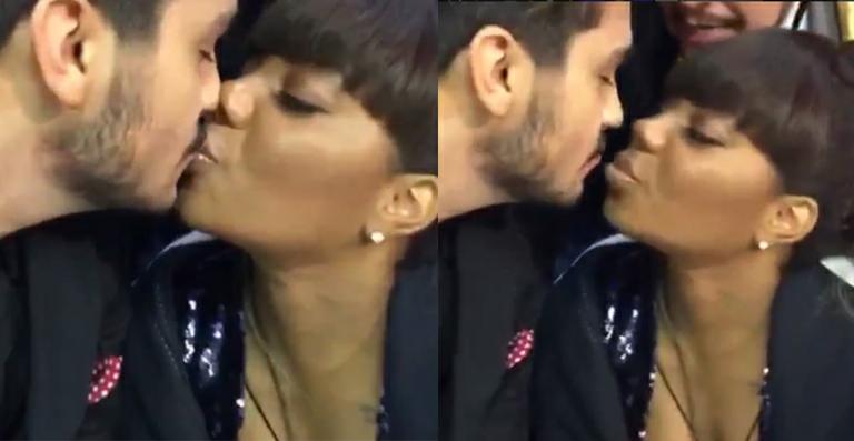 Amigos, Luan Santana e Ludmilla dão beijo em prêmio