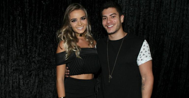 Arthur Aguiar vai com a namorada ao Prêmio Multishow