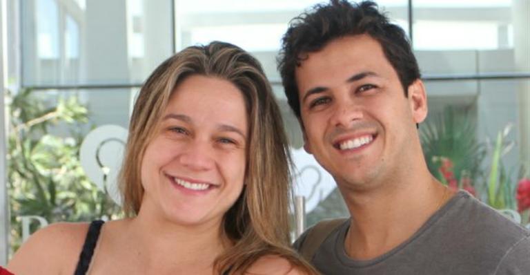 Que fofos! Fernanda Gentil posa com o filho dormindo em seu colo