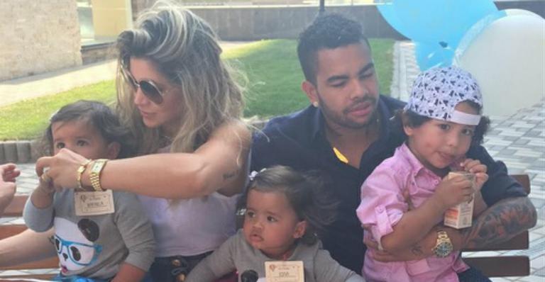 Dani Souza e Dentinho posam com os filhos em festinha da escola