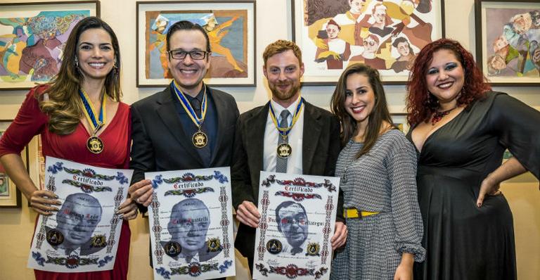 Personalidades da arte, do jornalismo e do esporte são consagradas em premiação