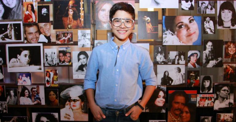 Ator mirim Matheus Braga prestigia exposição de Regina Duarte em São Paulo