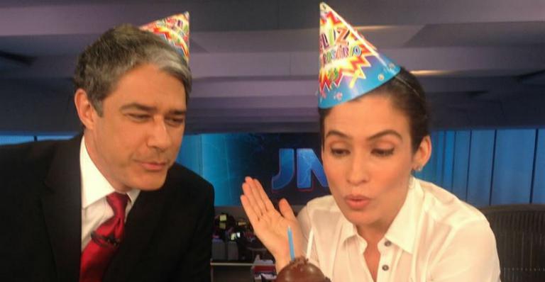 Com direito a chapeuzinho, William Bonner e Renata Vasconcellos comemoram 46 anos do ‘Jornal Nacional’