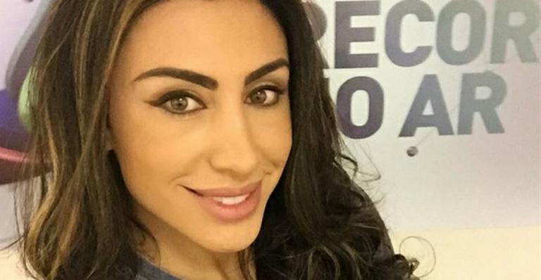 Jaque Khury posa de biquíni e fala sobre dieta