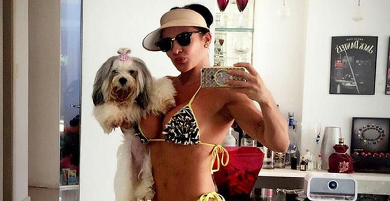 Aos 41 anos, Scheila Carvalho mostra corpão em foto de biquíni