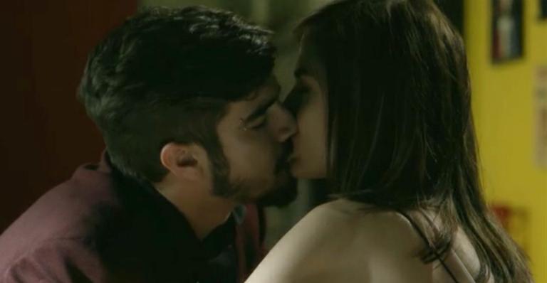 Após cena de beijo em ‘I Love Paraisópolis’, Maria Casadevall revela que Caio Castro tem bafo