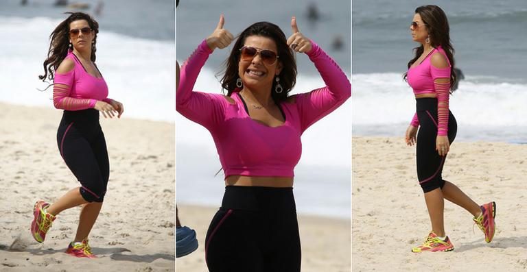 Com look de ginástica, Fernanda Souza grava na praia