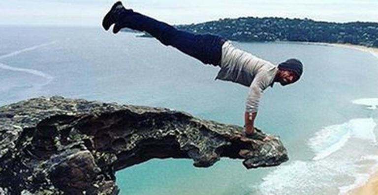 Ator Kellan Lutz, da saga ‘Crepúsculo’, faz flexões na beira de um penhasco