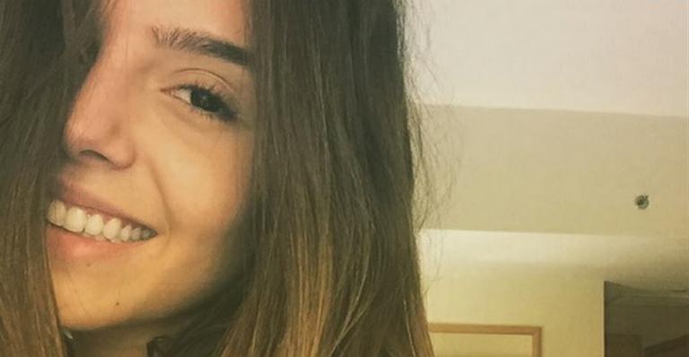 Giovanna Lancellotti posa sem make antes de dormir e ganha chuva de elogios