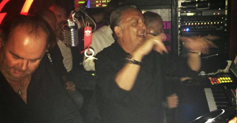 Galvão Bueno vira DJ em balada vip de Saint-Tropez