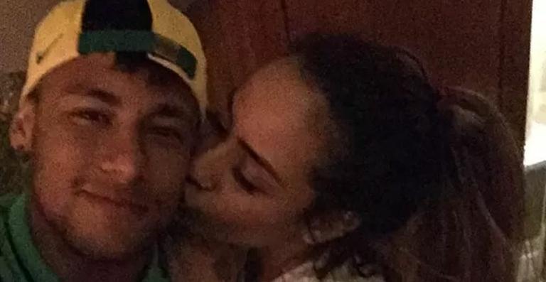 Neymar Jr. é paparicado pela irmã, Rafaella, em concentração