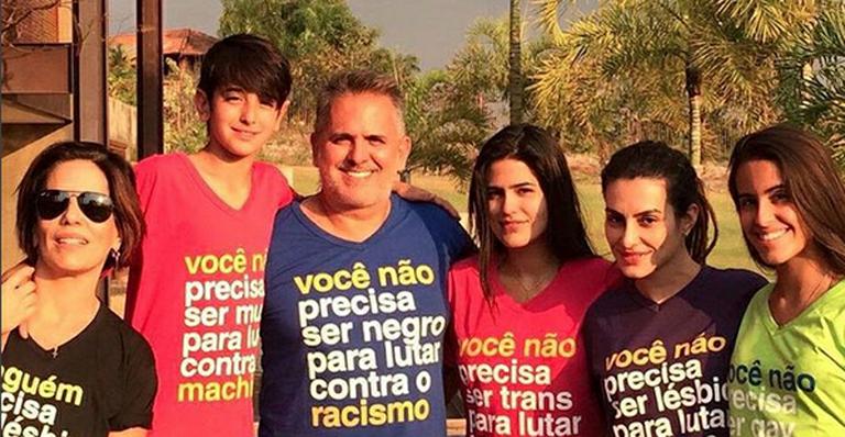 Glória Pires reúne a família em campanha especial