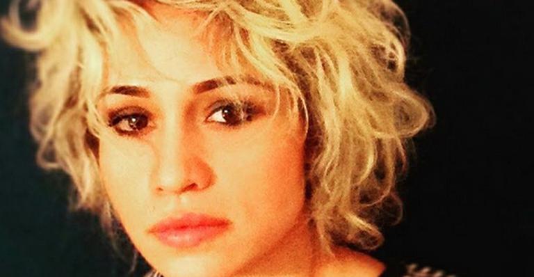 Nanda Costa surpreende os fãs e exibe os cabelos coloridos