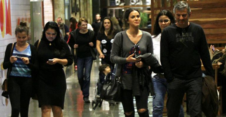 Bruna Marquezine passeia com os pais e a irmã em shopping no Rio