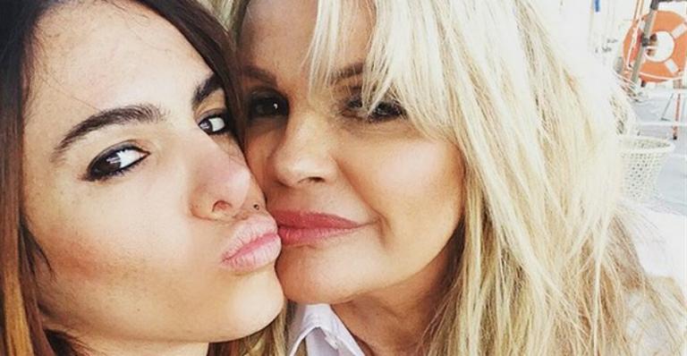 Monique Evans janta com a família e sua namorada: “Não é marketing”