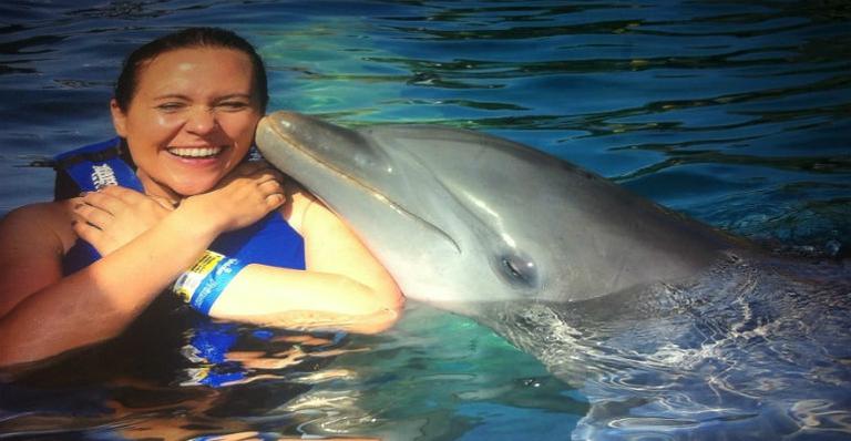 Amor à primeira vista! Em Cancún, golfinho se apaixona pela repórter Karina Pachiega