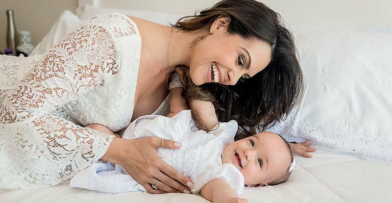 Lívia Rossy se rende aos encantos da filha, Bruna