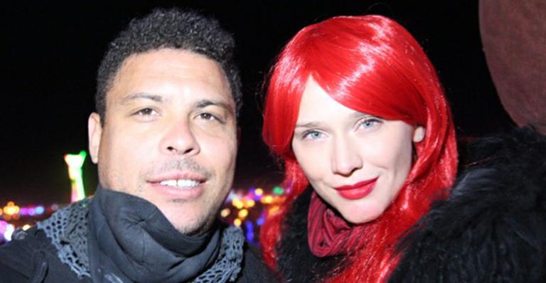 De peruca, Celina Locks curte Festival junto com Ronaldo nos Estados Unidos