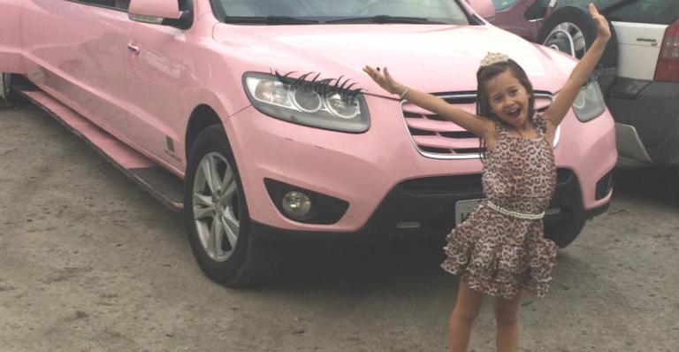 Com direito a passeio de limusine rosa, Nathália Costa comemora aniversário