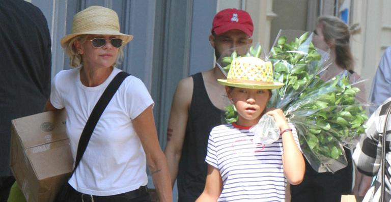 Meg Ryan faz rara aparição ao lado da filha Daisy True