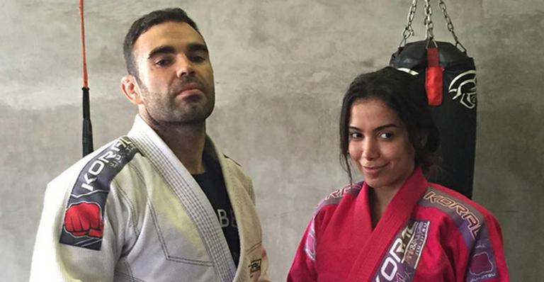 De quimono rosa, Anitta arrasa em treino de jiu-jitsu