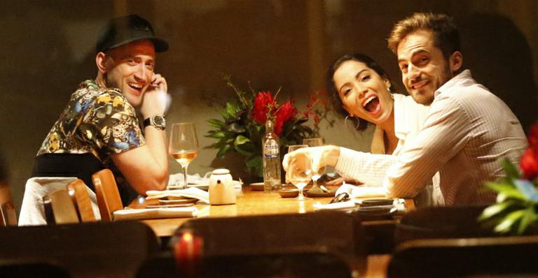 Paulo Gustavo janta com o namorado e Anitta em restaurante no Rio
