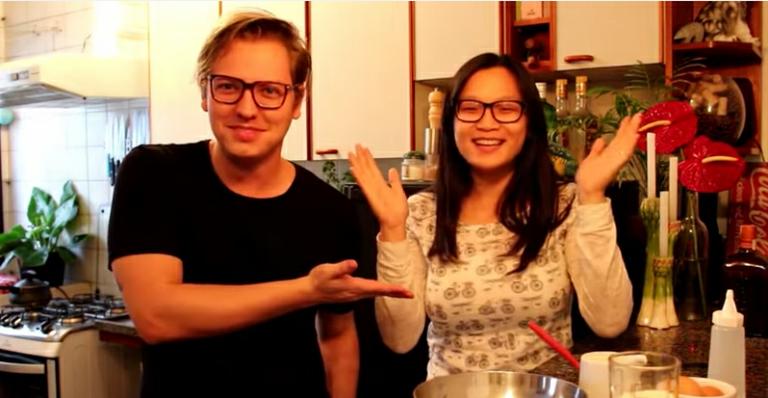 Vídeo: Jiang e Murilo ensinam como fazer panquecas divertidas