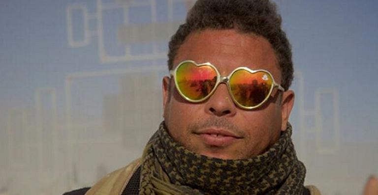 Ronaldo usa look inusitado em festival no deserto