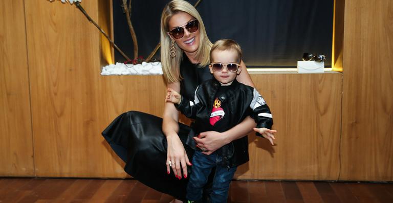 Ana Hickmann leva o filho, Alexandre, para evento fashion