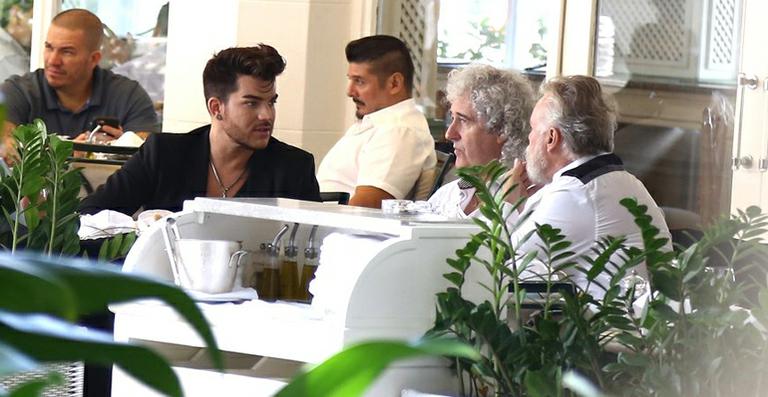 Adam Lambert e integrantes do Queen: relax no Rio