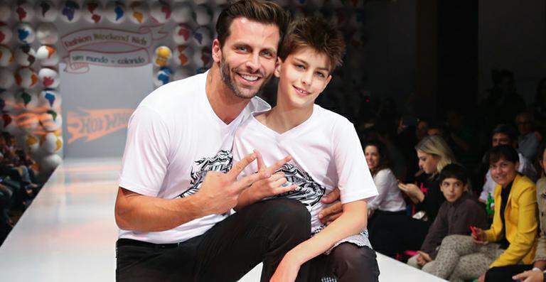 Henri Castelli curte desfile com seu filho, Lucas, em SP