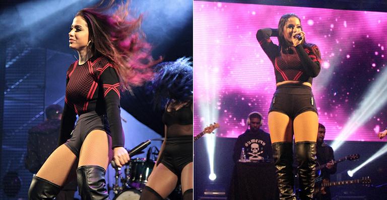 Anitta capricha no figurino ousado para perfomance em show