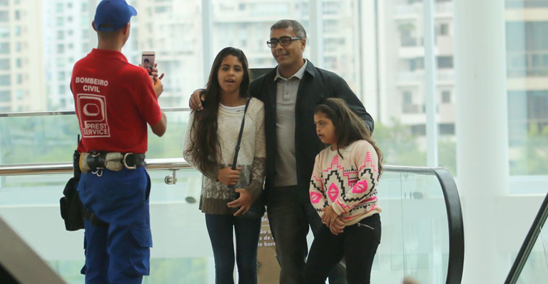 Romário passeia com as filhas e registra momento em família