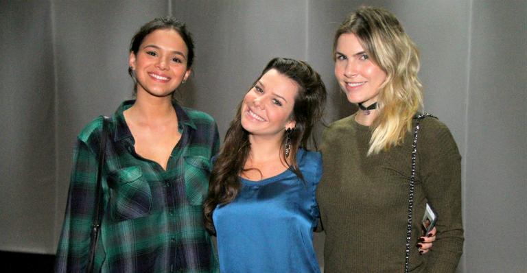 Bruna Marquezine assiste peça estrelada por Fernanda Souza no Rio