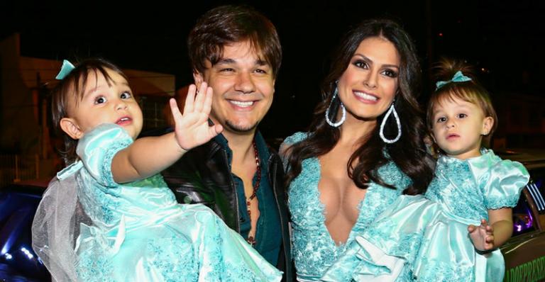 Natália Guimarães mostra as filhas gêmeas conversando: “Mini-ladies”