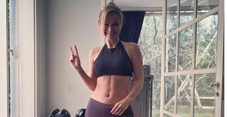 Aos 41, Eliana exibe barriga definida antes do treino e seguidor elogia: ‘Humilha mesmo’