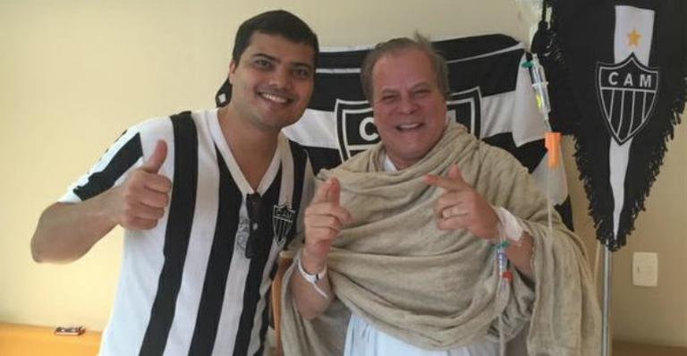Internado com pneumonia, Chico Pinheiro assiste jogo de futebol em quarto de hospital