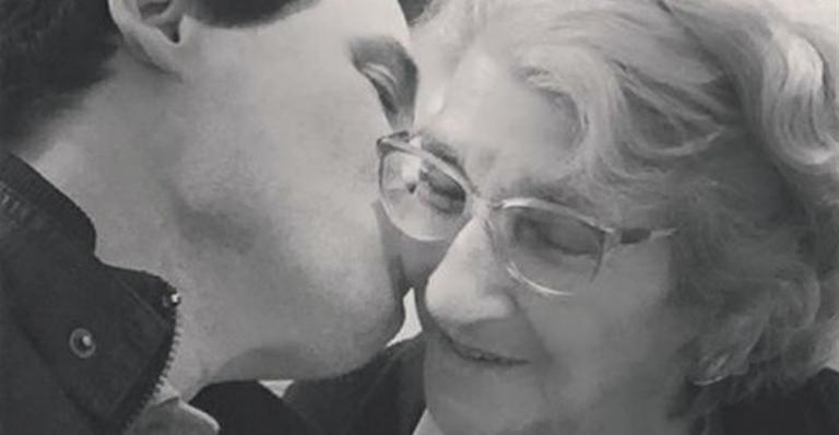 Celso Portiolli beija a mãe de 88 anos em foto fofa