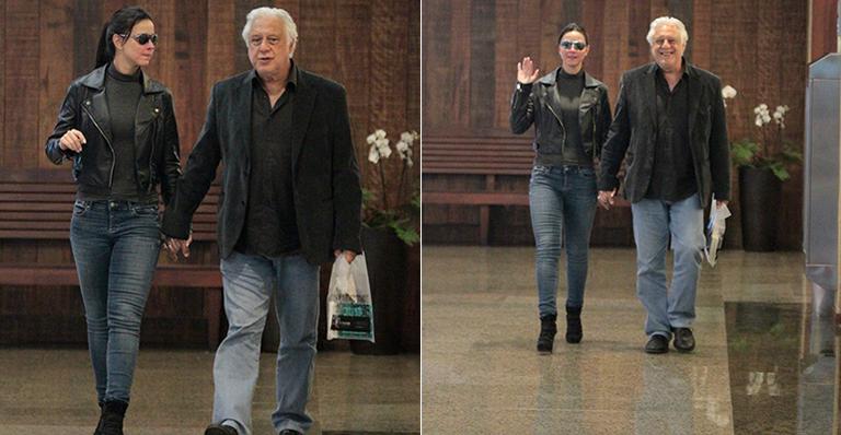 Antonio Fagundes circula sorridente ao lado da namorada, Alexandra Martins