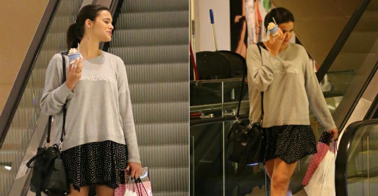 Bruna Marquezine evita flashes em noite de compras