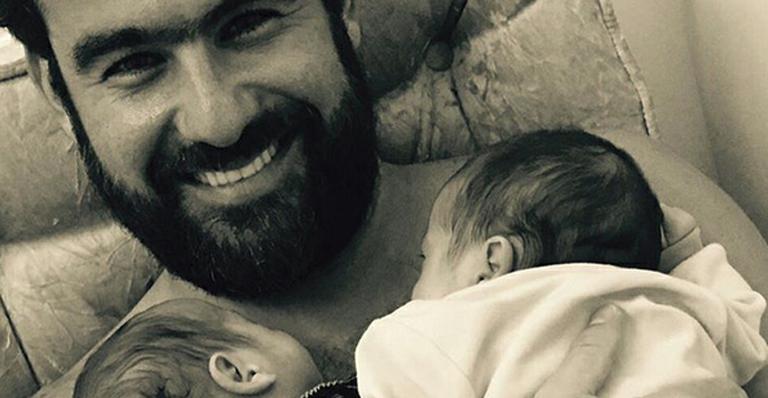 Thierry Figueira apresenta as filhas gêmeas, Nina e Rafaela