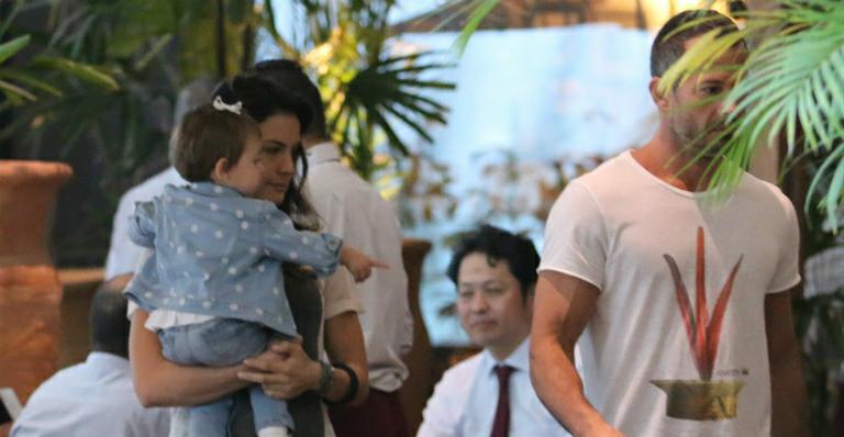 Malvino Salvador passeia com Kyra Gracie e Ayra em shopping no Rio