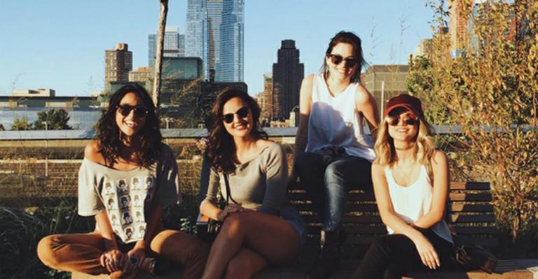 Manu Gavassi e Yanna Lavigne passeiam com amigas em Nova York