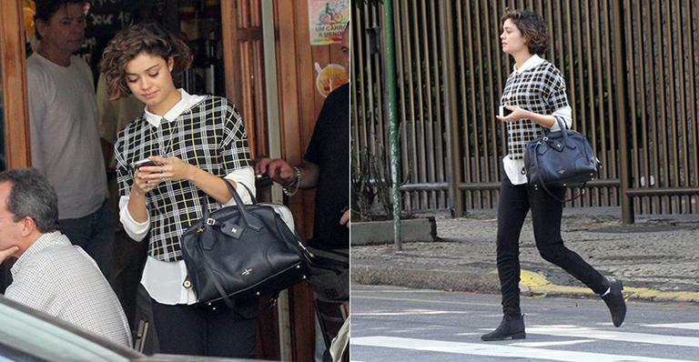 Grávida, Sophie Charlotte é vista caminhando pelas ruas do Leblon